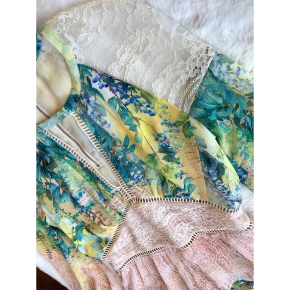 BEBE Two-Piece Set Short and Blouse - Picture 4 of 8